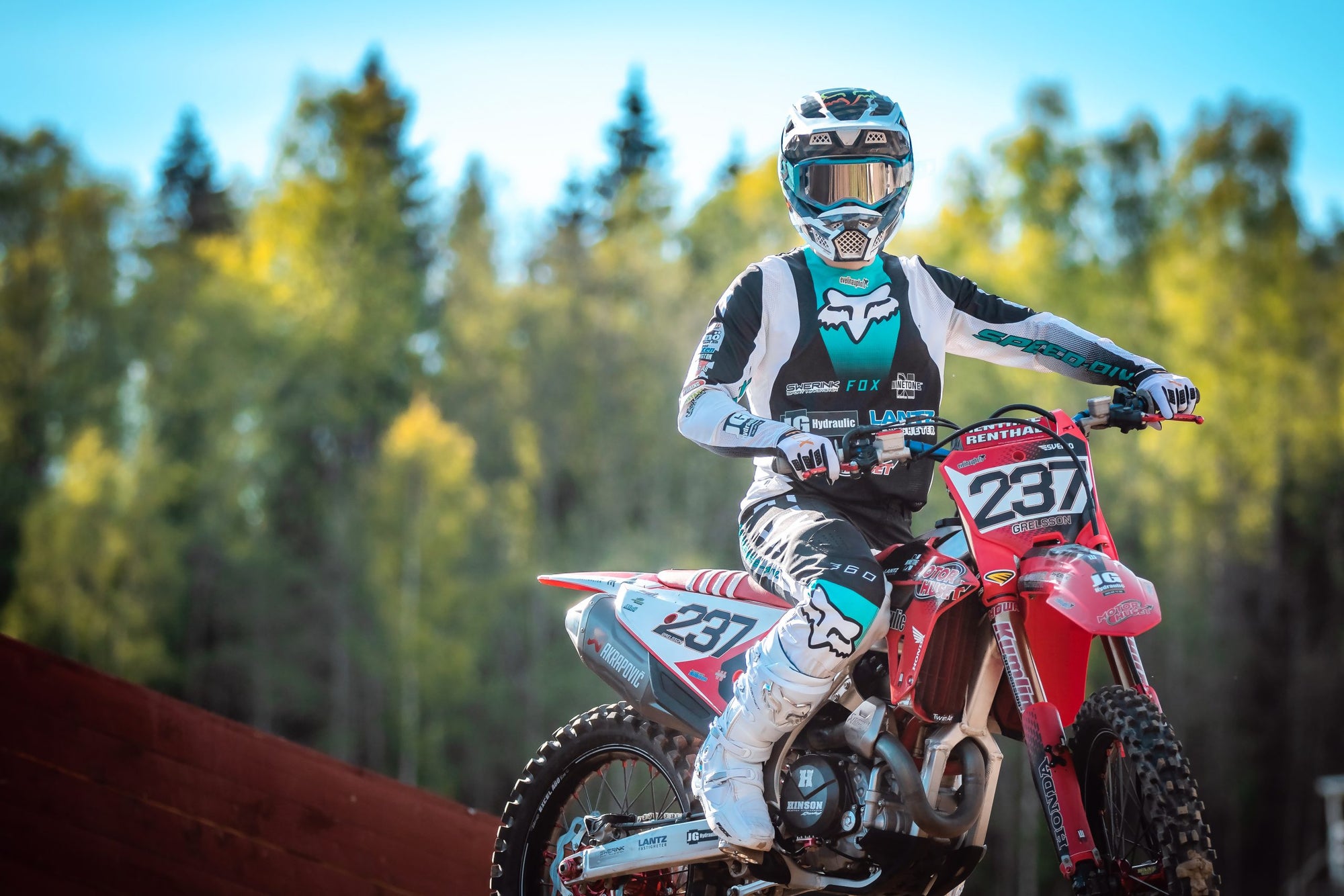 Motocross-förare med Wrappington dekalkit